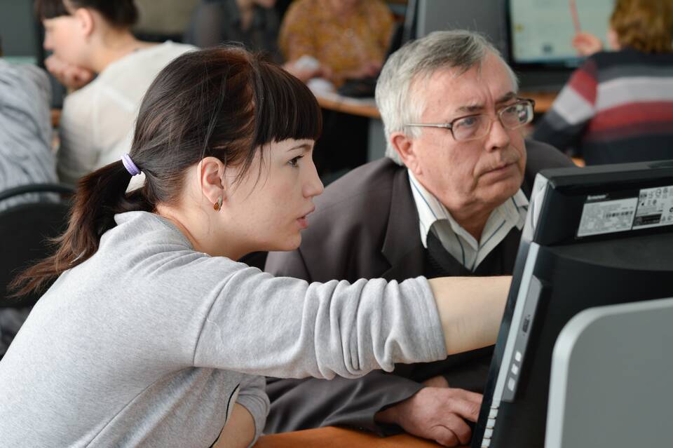 Как оплачивать услуги пенсионерам